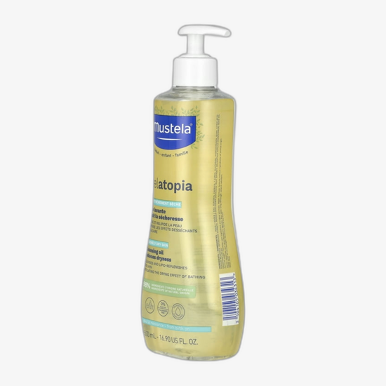 Mustela Bébé Cleansing Oil bottle for a baby's daily cleansing routine